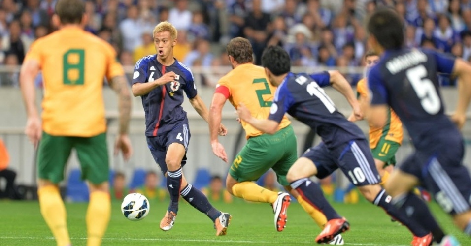 Destaque da equipe japonesa, o 'loiro' Honda é observado por defensores australianos em partida disputada em Saitama