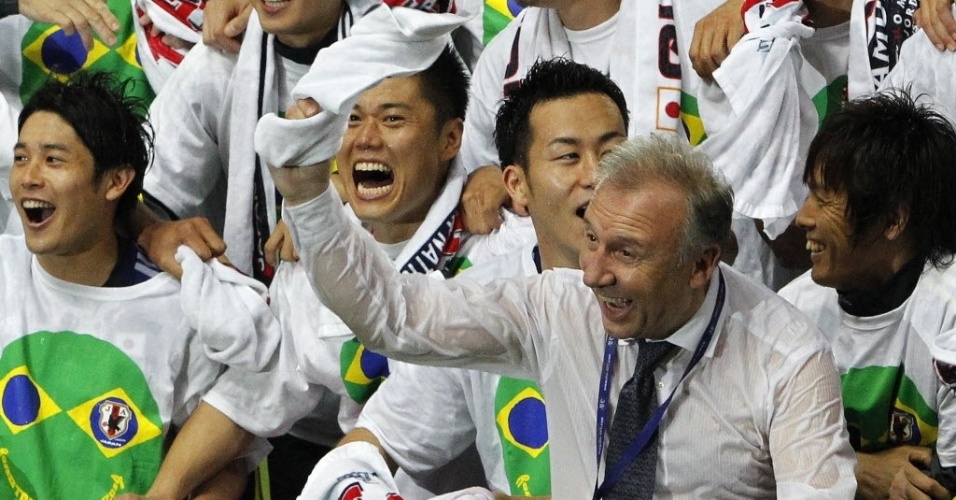 Jogadores japoneses celebram acesso ao Mundial com camiseta personalizada com menção à bandeira do Brasil