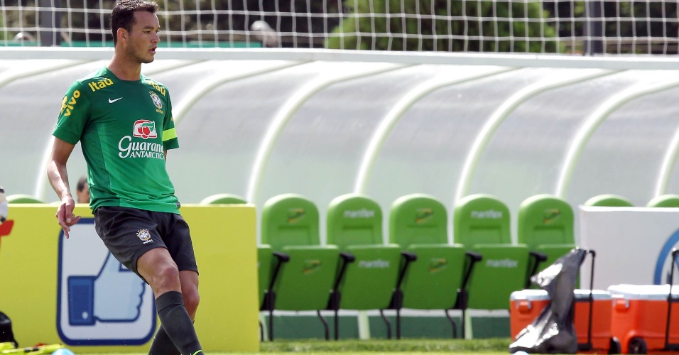 Réver, zagueiro do Atlético-MG, participa do treinamento da seleção brasileira nesta terça-feira