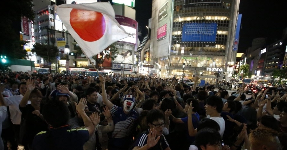 Ruas de Tóquio, no Japão ficam cheias após confirmação do país no Mundial de 2014 no Brasil