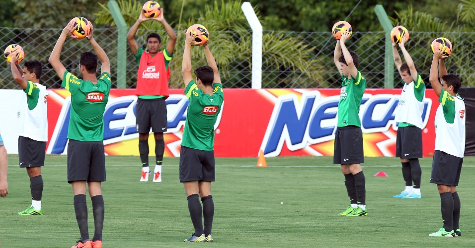 05.jun.2013 - Jogadores da seleção brasileira realizam aquecimento no gramado antes de treino em Goiânia