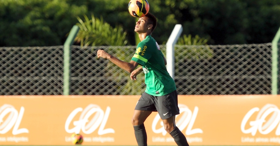 05.jun.2013 - Neymar mostra habilidade na condução da bola durante treino da seleção brasileira em Goiânia