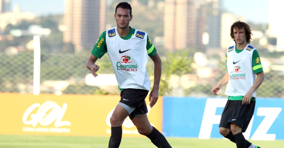 05.jun.2013 - Observado por David Luiz, Réver, zagueiro da seleção, sai jogando durante treinamento em Goiânia