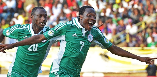 Ahmed Musa comemora o gol da Nigéria na partida contra Quênia pelas Eliminatórias