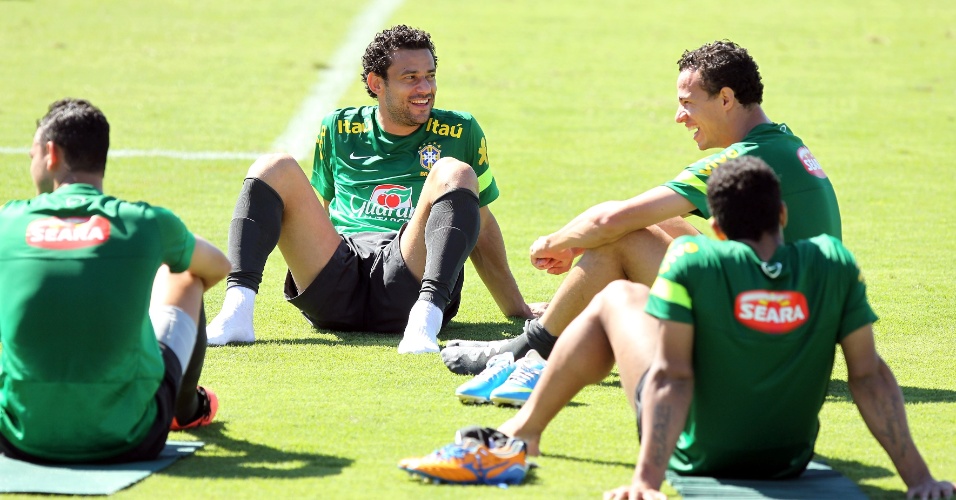 Fred se descontrai durante atividade da seleção em Goiás