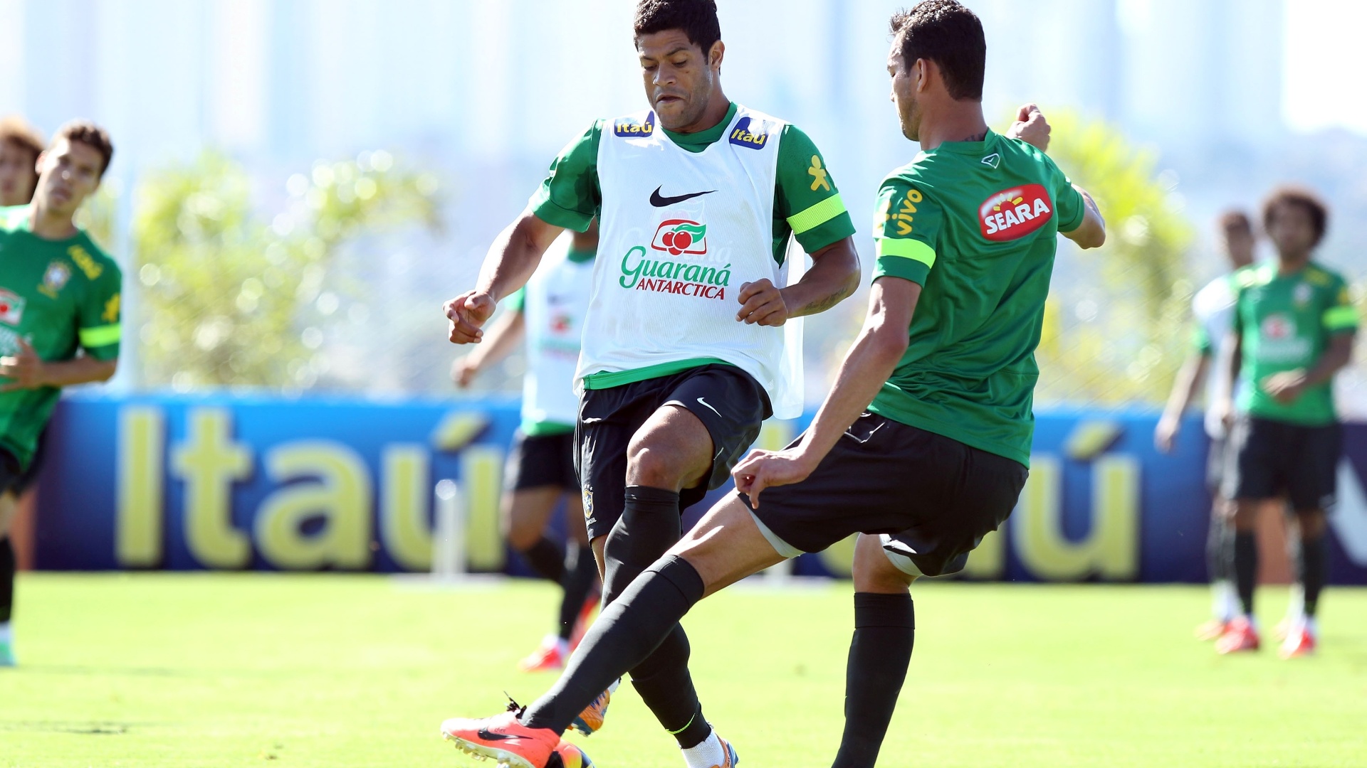 Hulk e Réver disputam bola em treino fechado em Goiás
