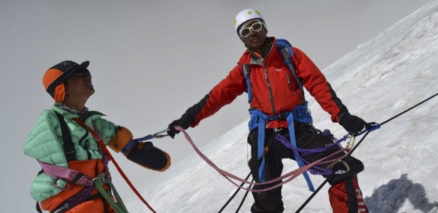 Sudharshan Gautam (e) tenta chegar ao topo do Everest; alpinista não tem as mãos - EFE