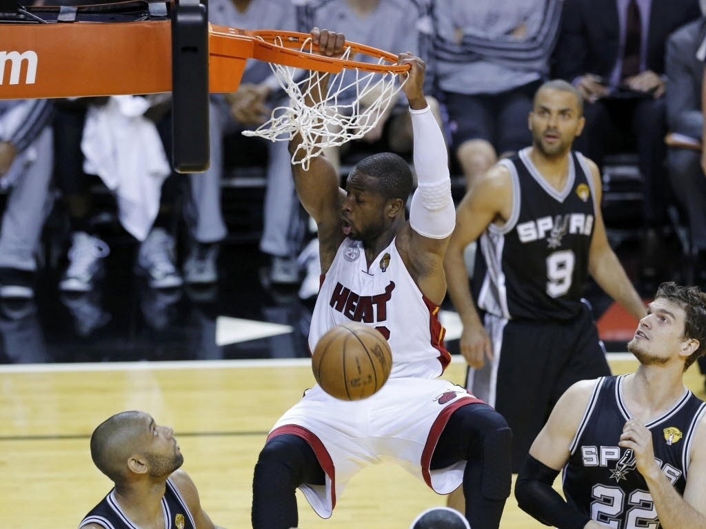 06.jun.2013 - Dwyane Wade enterra para o Miami Heat durante primeiro jogo da final da NBA contra os Spurs