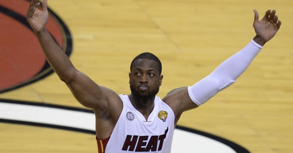 06.jun.2013 - Dwyane Wade saúda o público em Miami durante primeiro jogo da final da NBA entre Heat e Spurs
