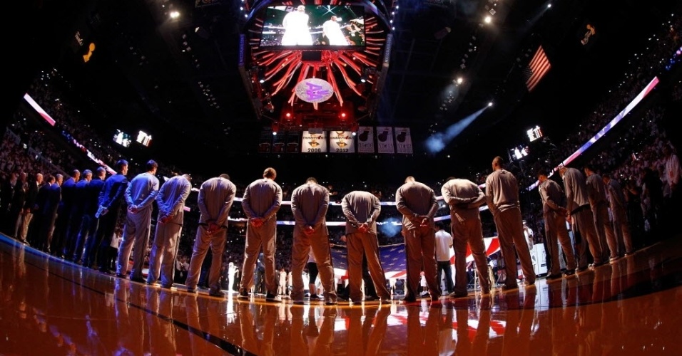 06.jun.2013 - Jogadores de Spurs e Heat se alinham durante execução do hino nacional norte-americano antes do primeiro jogo da final da NBA em Miami
