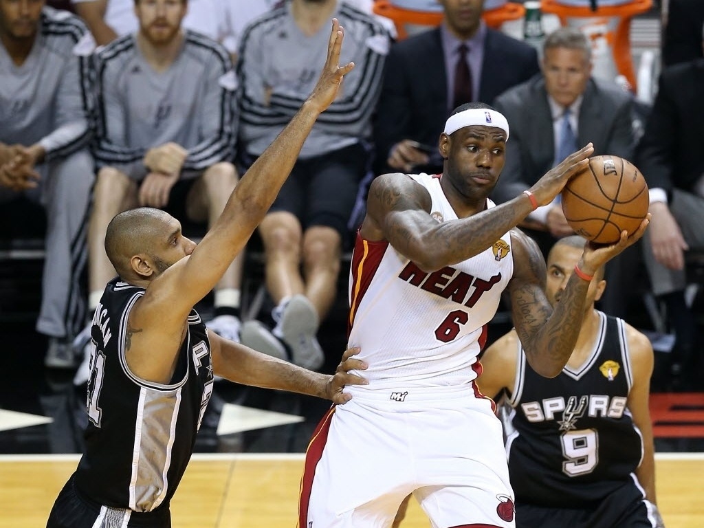 06.jun.2013 - LeBron James tenta jogada observado por Tim Duncan durante o primeiro jogo da final da NBA