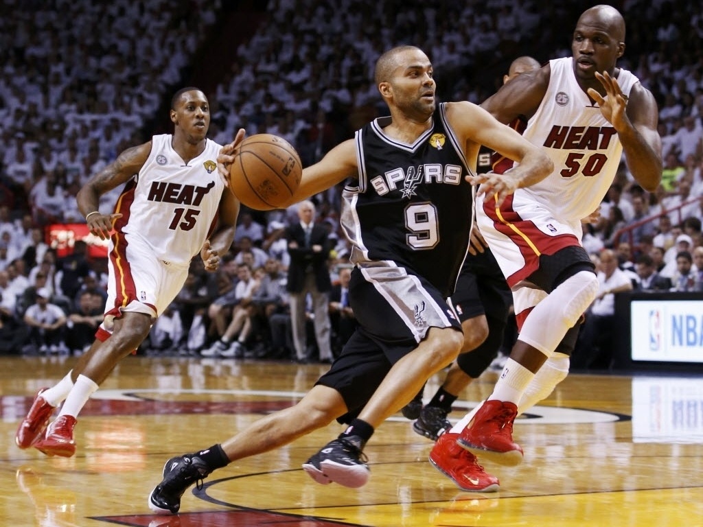06.jun.2013 - Tony Parker, dos Spurs, avança sobre a defesa do Heat durante o primeiro jogo da final da NBA