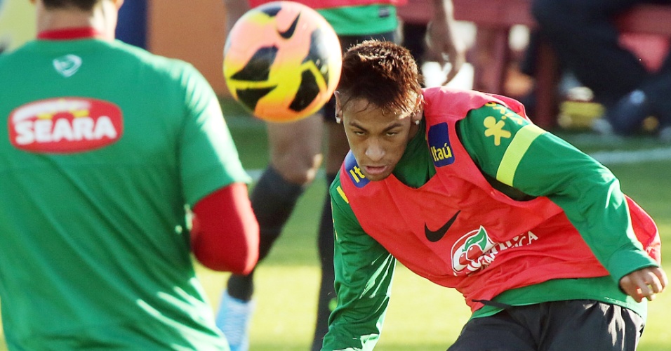 07.06.13 - Neymar ajeita bola de cabeça em treino da seleção brasileira em Porto Alegre