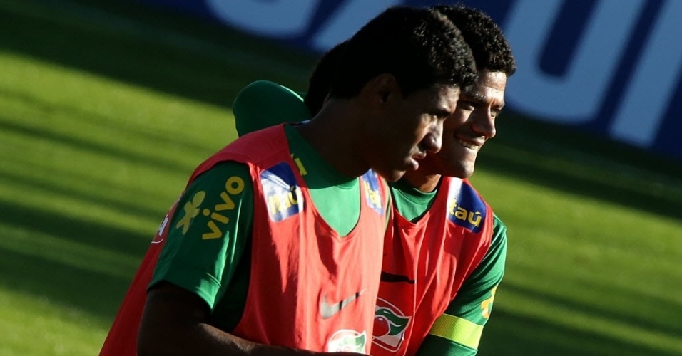 07.06.13 - Paulinho e Hulk durante treino da seleção brasileira em Porto Alegre