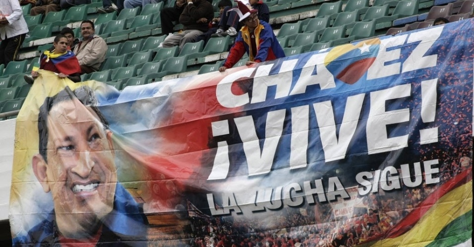 07.06.13 - Torcida venezuelana marca presença na Bolívia e presta homenagem a Hugo Chavez