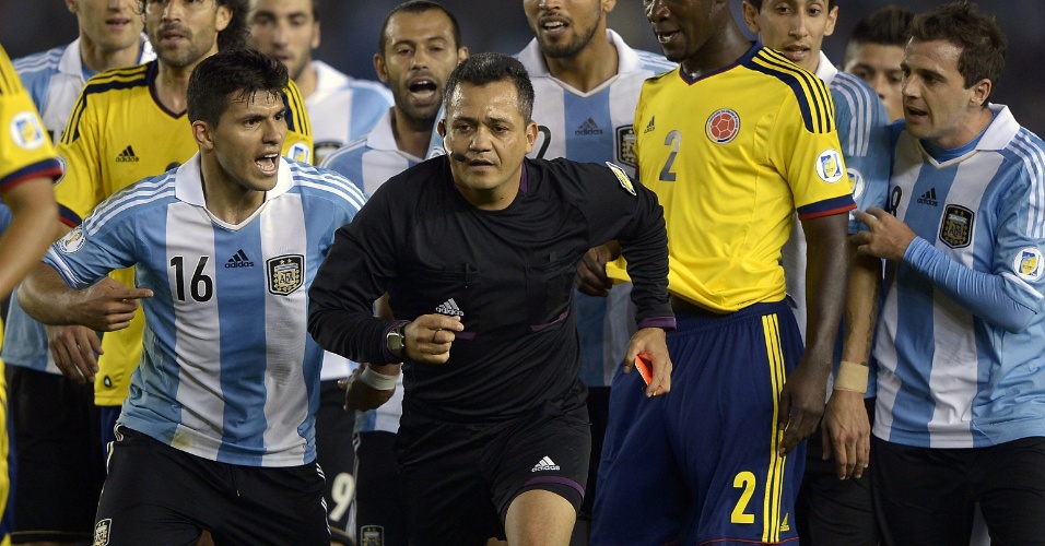 07.jun.2013 - Árbitro venezuelano Marlon Escalante corre para expulsar jogadores de Argentina e Colômbia após confusão em jogo das Eliminatórias Europeias