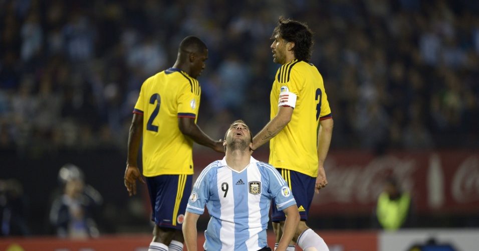 07.jun.2013 - Atacante argentino Gonzalo Higuaín lamenta chance perdida em jogo contra a Colômbia pelas Eliminatórias para a Copa
