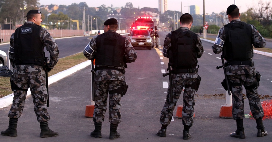 07.jun.2013 - Brigada militar para o trânsito para passagem o ônibus da seleção brasileira