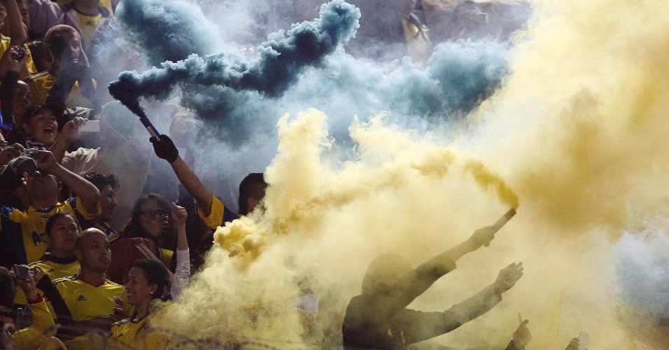 07.jun.2013 - Com sinalizadores, torcida da Colômbia faz festa durante jogo contra a Argentina