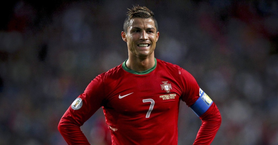 07.jun.2013 - Cristiano Ronaldo sorri durante partida contra a Rússia pelas Eliminatórias Europeias