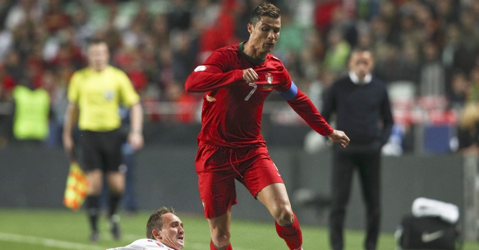 07.jun.2013 - Cristiano Ronaldo tenta escapar da marcação de zagueiro durante partida entre Portugal e Rússia pelas Eliminatórias Europeias