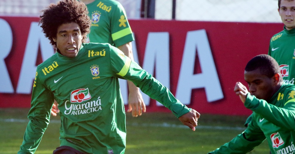 07.jun.2013 - Dante recebe a marcação de Fernando durante treino da seleção brasileira