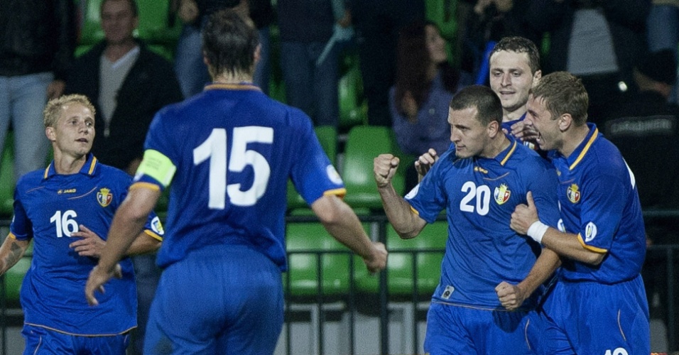 07.jun.2013 - Jogadores da Moldávia comemoram gol de empate contra a Polônia pelas Eliminatórias Europeias