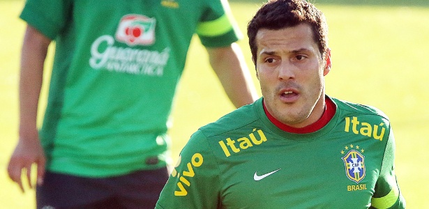 Julio Cesar, goleiro da seleção, completou time reserva na lateral em coletivo em Porto Alegre