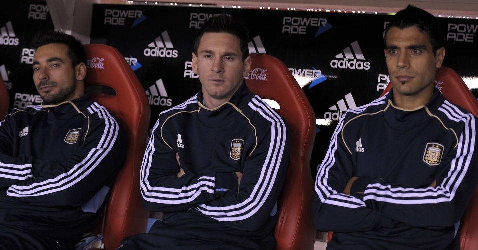 07.jun.2013 - Lesionado, Lionel Messi assiste do banco a jogo da Argentina contra a Colômbia pelas Eliminatórias