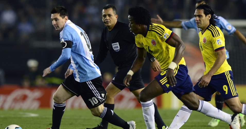 07.jun.2013 - Lionel Messi tenta escapar da marcação adversária durante jogo entre Argentina e Colômbia pelas Eliminatórias