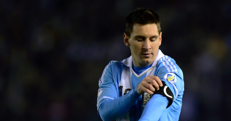 07.jun.2013 - Messi arruma faixa de capitão durante jogo contra a Colômbia pelas Eliminatórias para a Copa