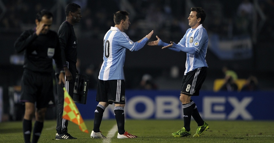 07.jun.2013 - Messi (e) entra em campo no lugar de Montillo na partida entre Argentina e Colômbia pelas Eliminatórias