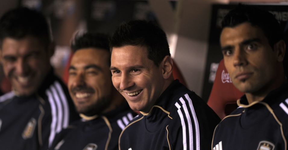 07.jun.2013 - No banco de reservas, Messi sorri ao lado de comanheiros durante jogo entre Argentina e Colômbia