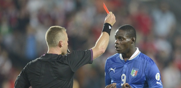 O atacante Balotelli recebe cartão vermelho durante jogo pelas Eliminatórias Europeias