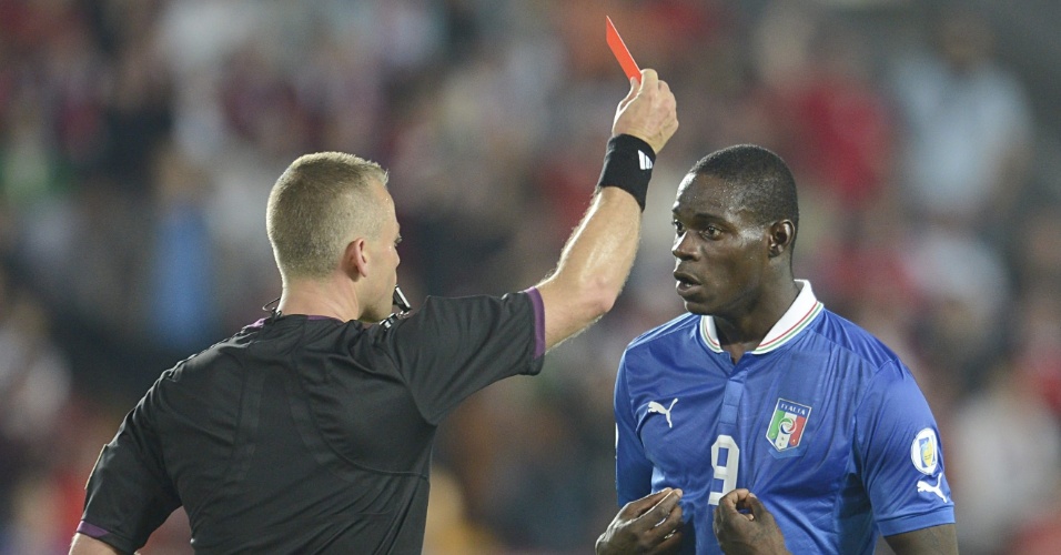 07.jun.2013 - O atacante italiano Mario Balotelli recebe cartão vermelho durante jogo contra a República Tcheca pelas Eliminatórias Europeias