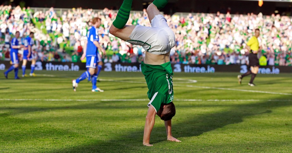 07.jun.2013 - O irlandês Robbie Keane comemora gol sobre as Ilhas Faroe com típica cambalhota