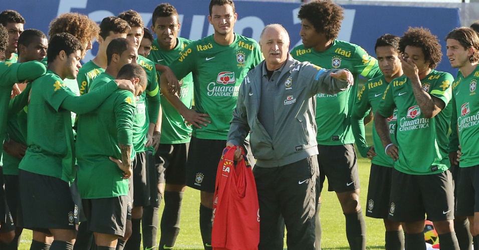 07.jun.2013 - Técnico Luiz Felipe Scolari orienta elenco da seleção brasileira durante treino