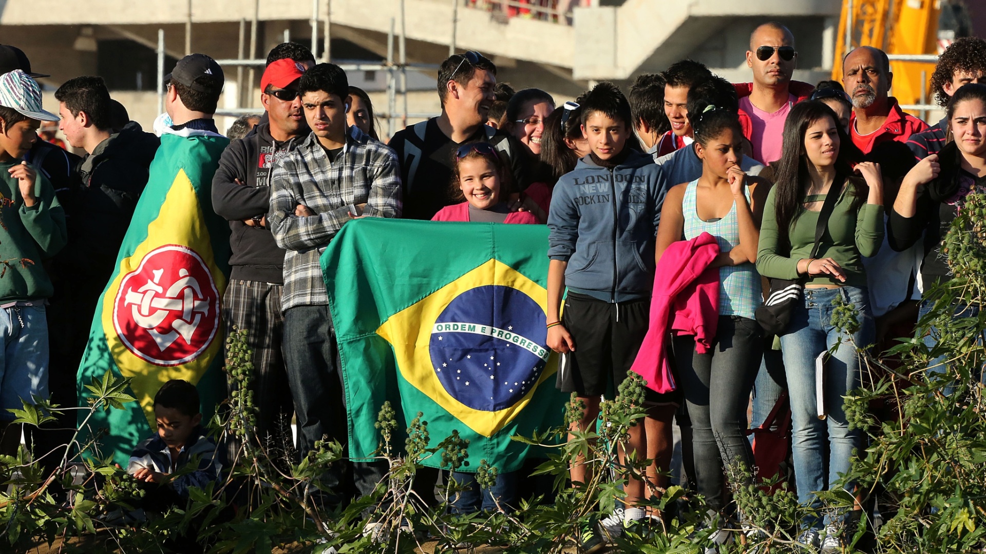 07.jun.2013 - Torcedores com bandeiras do Brasil e do Internacional apoiam a seleção 