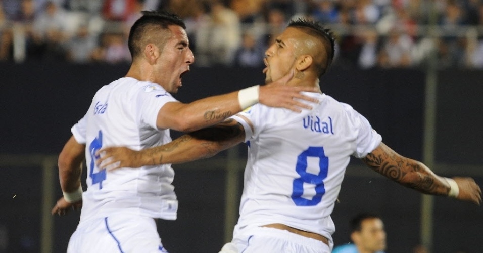 07.jun.2013 - Vidal comemora gol do Chile contra o Paraguai em jogo válido pelas Eliminatórias