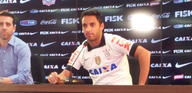 Ibson foi apresentado pelo Corinthians ao lado do gerente de futebol Edu Gaspar  - Maurício Duarte (UOL Esporte)