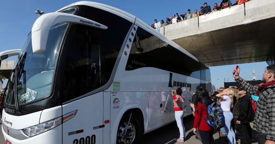 Ônibus da seleção brasileira sai do aeroporto em Porto Alegre; equipe faz amistoso com a França no domingo