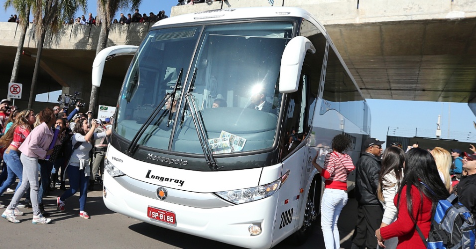 Ônibus da seleção brasileira sai do aeroporto em Porto Alegre; equipe faz amistoso com a França no domingo