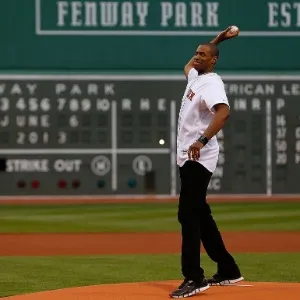 06.jun.2013 - Jason Collins, jogador da NBA que assumiu ser homossexual, é homenageado em jogo de beisebol do Boston Red Sox - undefined