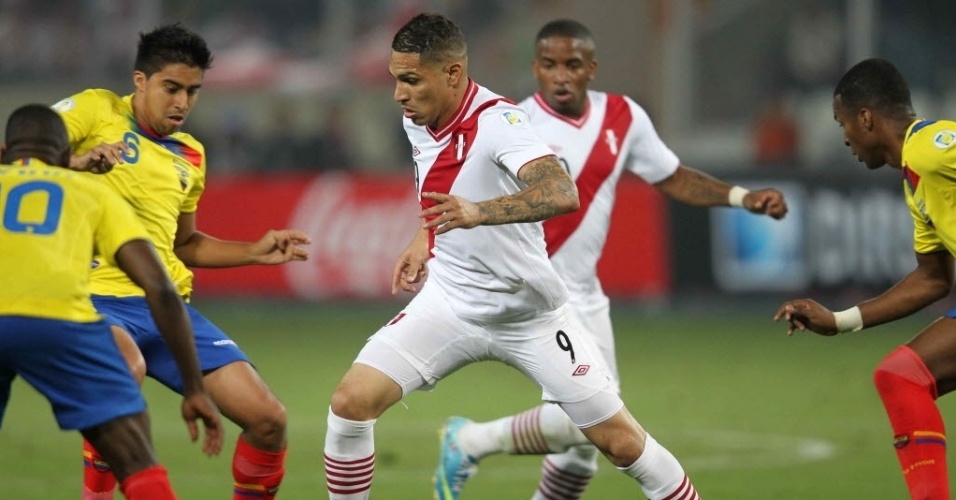 07.jun.2013 - Guerrero, do Corinthians, faz jogada na partida entre Peru e Equador pelas Eliminatórias