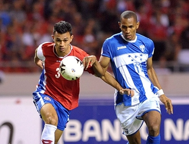 07.jun.2013 - Jogadores da Costa Rica e de Honduras disputam bola na partida das Eliminatórias