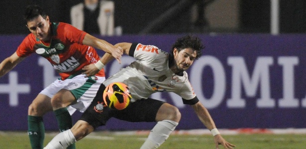 Alexandre Pato, atacante do Corinthians, disputa bola com a defesa da Portuguesa  - Reinaldo Canato/UOL