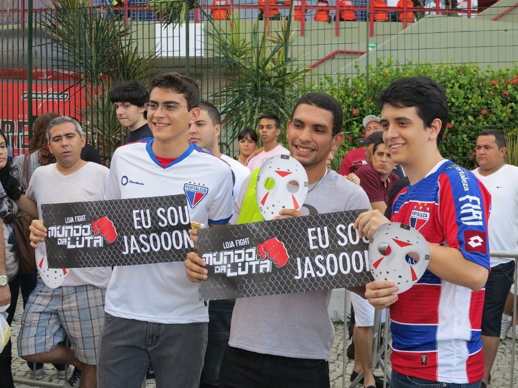 08.jun.2013 - Com máscaras e placas, torcida demonstra apoio a Rony Jason antes do TUF Brasil 2 Finale - Maurício Dehò/UOL