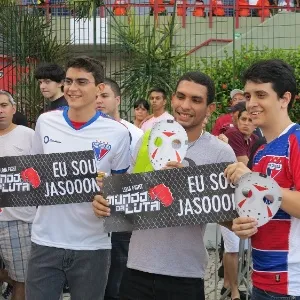 08.jun.2013 - Com máscaras e placas, torcida demonstra apoio a Rony Jason antes do TUF Brasil 2 Finale - Maurício Dehò/UOL