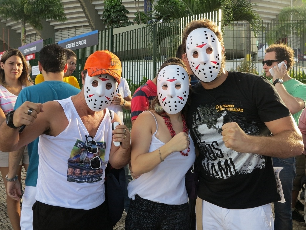 08.jun.2013 - Máscaras de Jason são os principais objetos entre os torcedores antes do TUF Brasil 2 Finale - Maurício Dehò/UOL