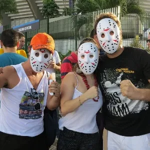 08.jun.2013 - Máscaras de Jason são os principais objetos entre os torcedores antes do TUF Brasil 2 Finale - Maurício Dehò/UOL